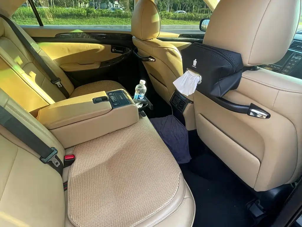 Crown 3.0 L Royal Saloon G