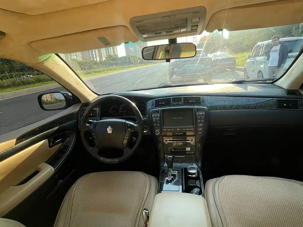 Crown 3.0 L Royal Saloon G