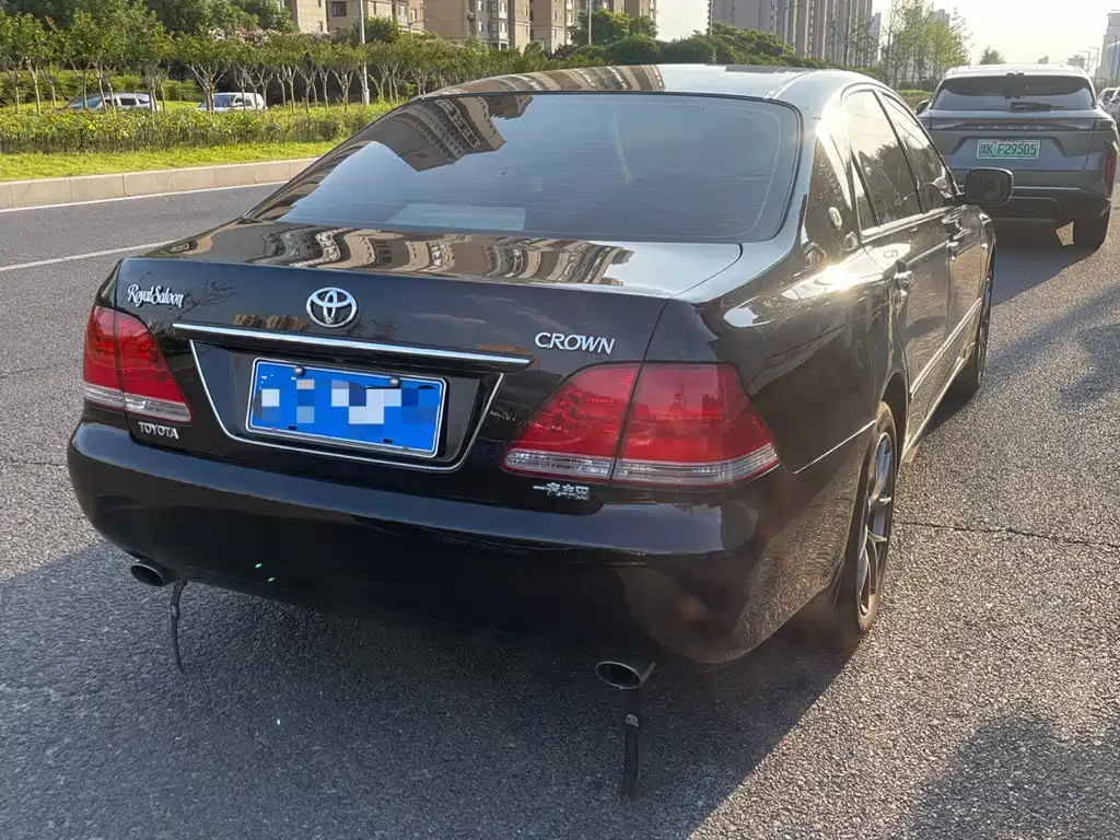 Crown 3.0 L Royal Saloon G