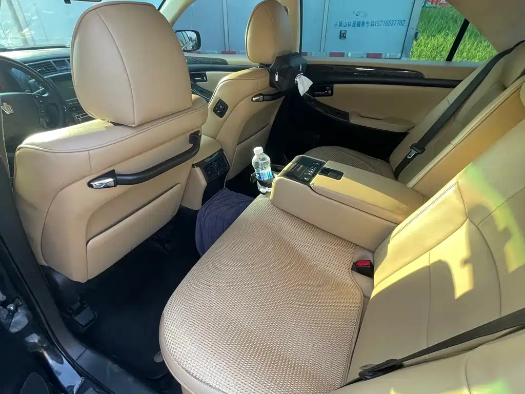Crown 3.0 L Royal Saloon G