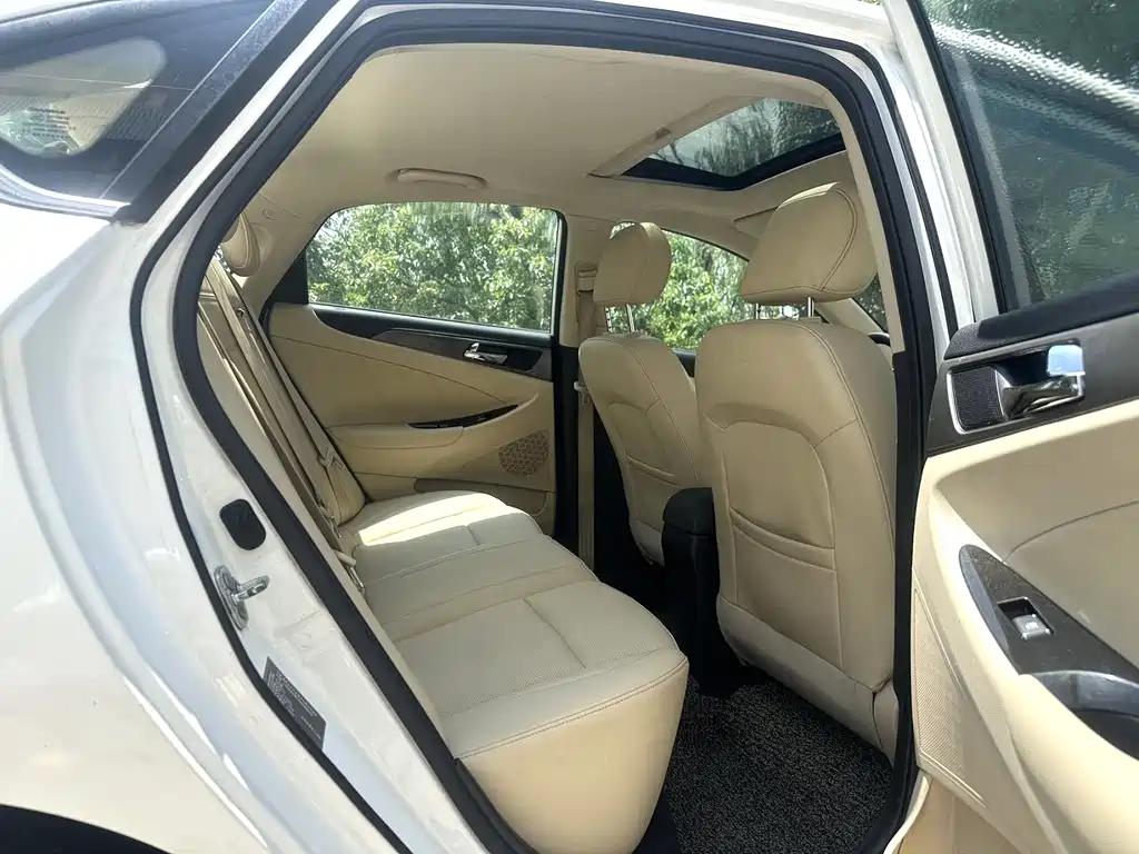 Eado 1.6 L Auto Style