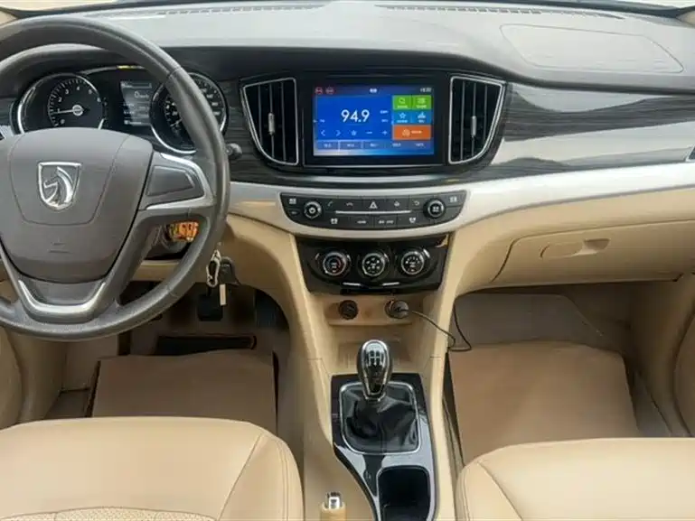 Baojun 730 1.5 L Manual Comfort 7-seat CN-V
