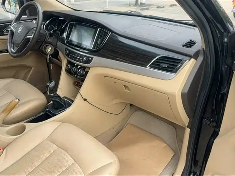 Baojun 730 1.5 L Manual Comfort 7-seat CN-V