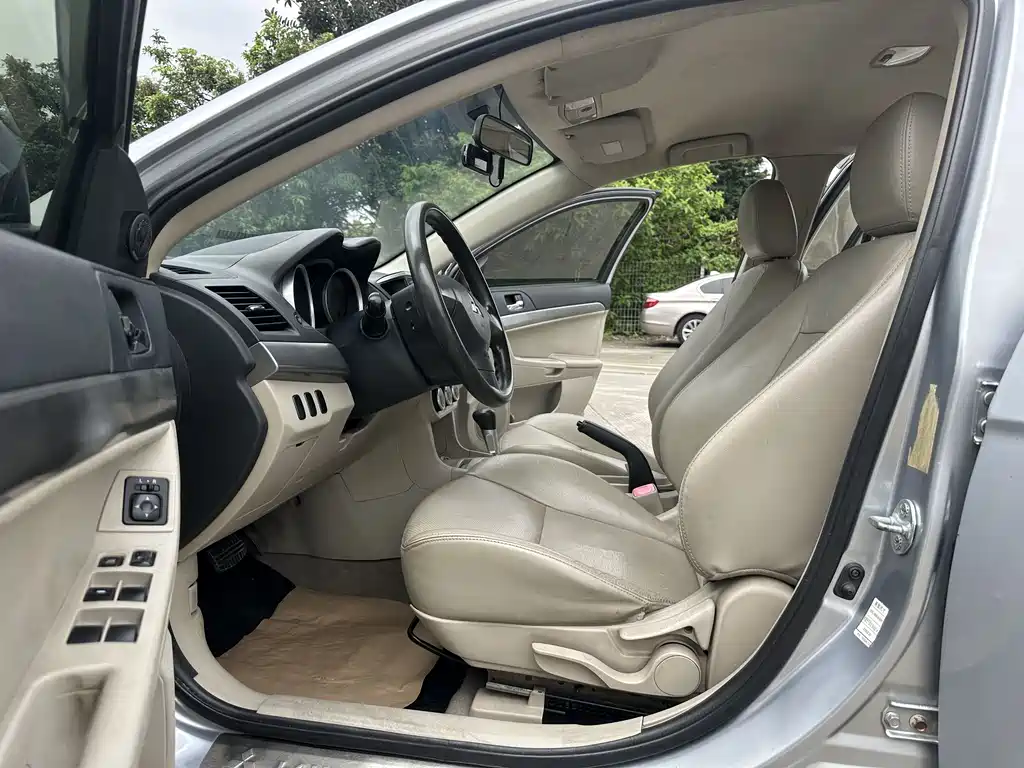 Lancer EX 翼神 2010款 时尚版 1.8 L CVT豪华型