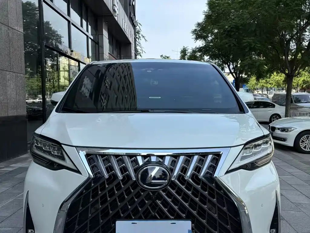 Lexus LM 300 h 4-seat Royal World