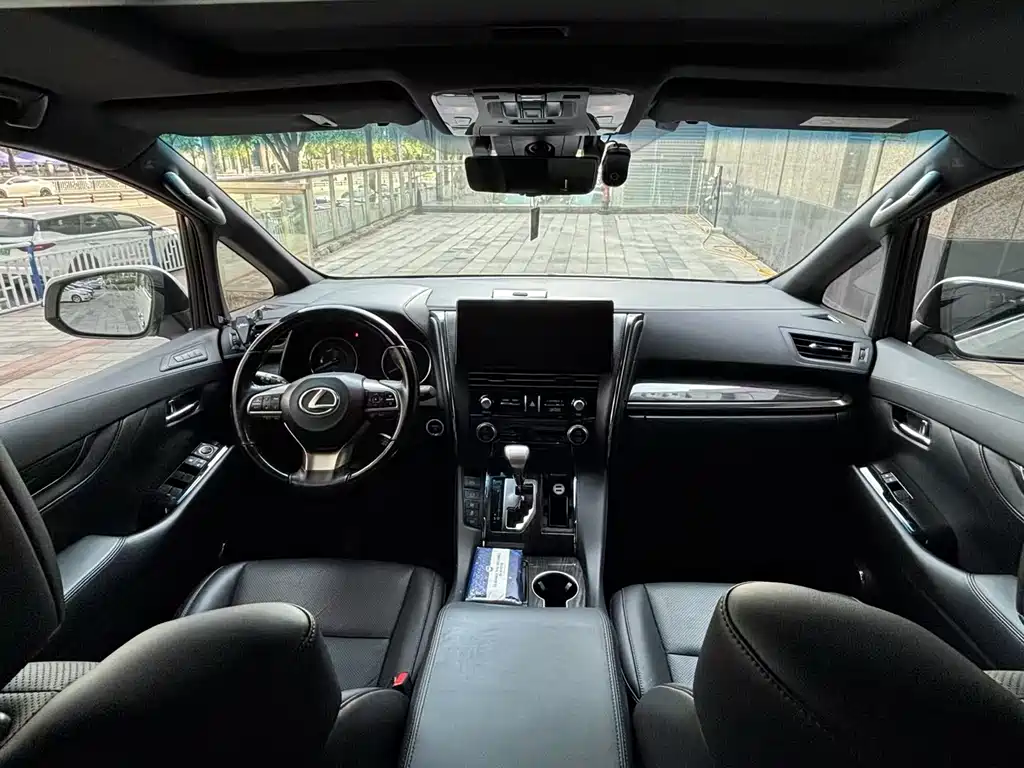 Lexus LM 300 h 4-seat Royal World