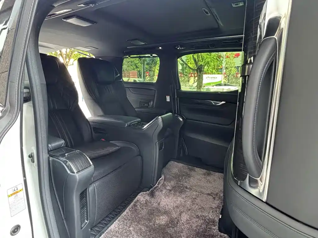 Lexus LM 300 h 4-seat Royal World