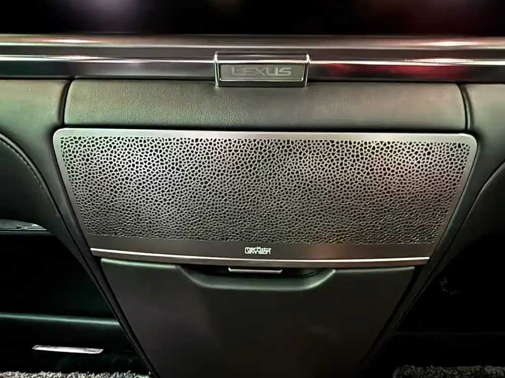 Lexus LM 300 h 4-seat Royal World