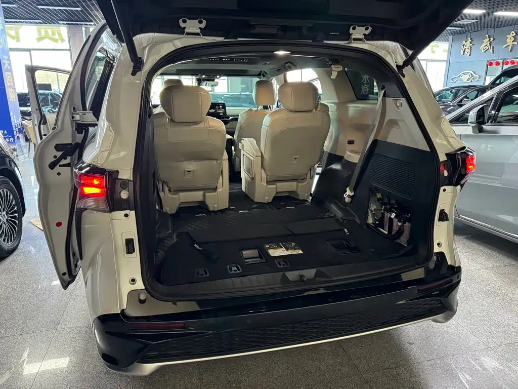 Granvia 2.5 L Hybrid Noble ULTRA