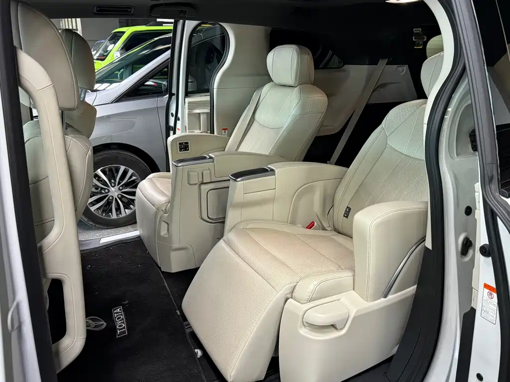 Granvia 2.5 L Hybrid Noble ULTRA