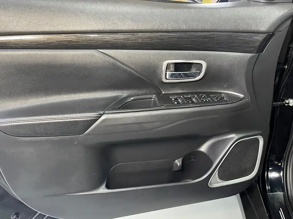 Outlander 2.4 L 4 WD Elite 5-seat