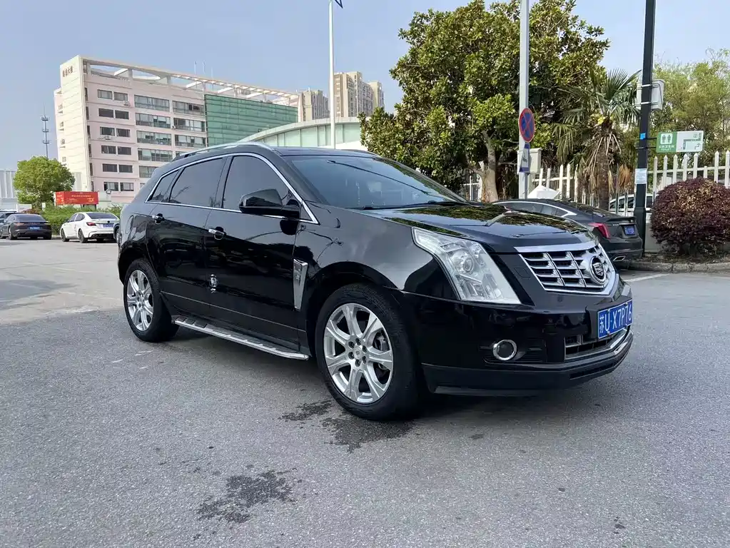 Cadillac SRX 3.0 L Leading