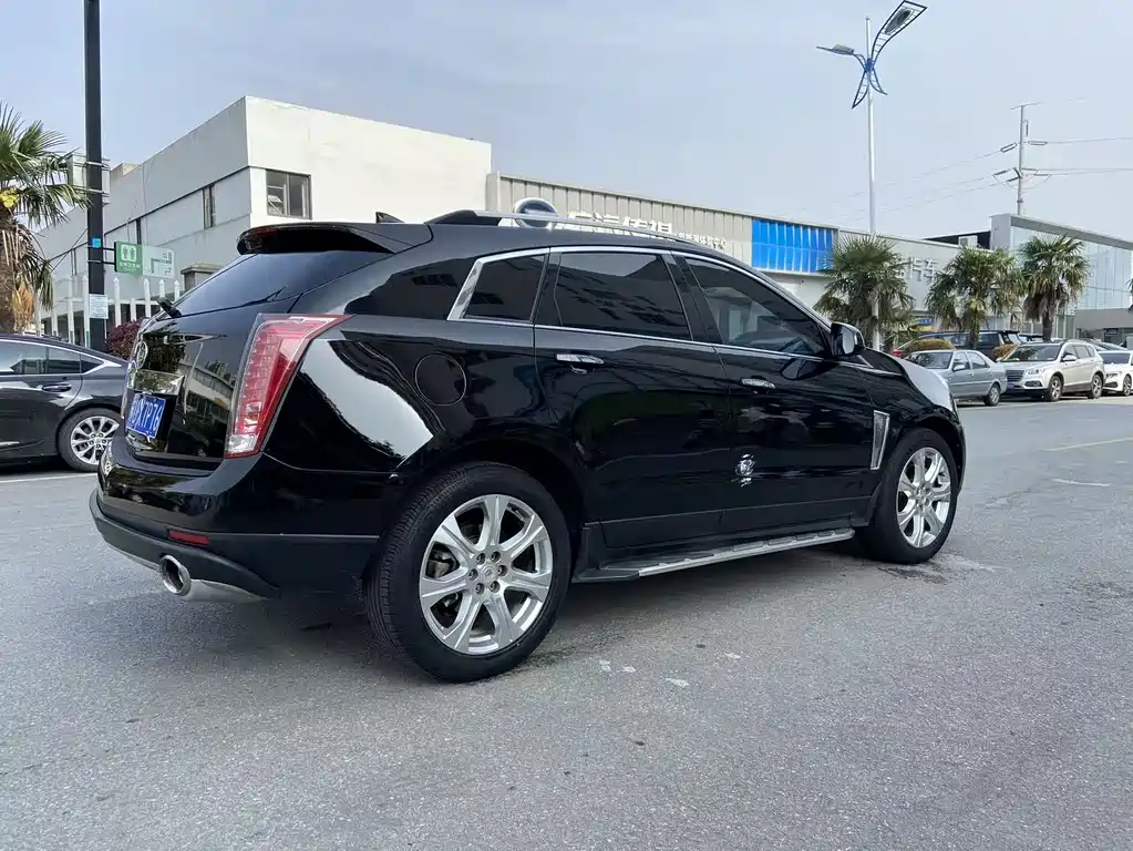 Cadillac SRX 3.0 L Leading