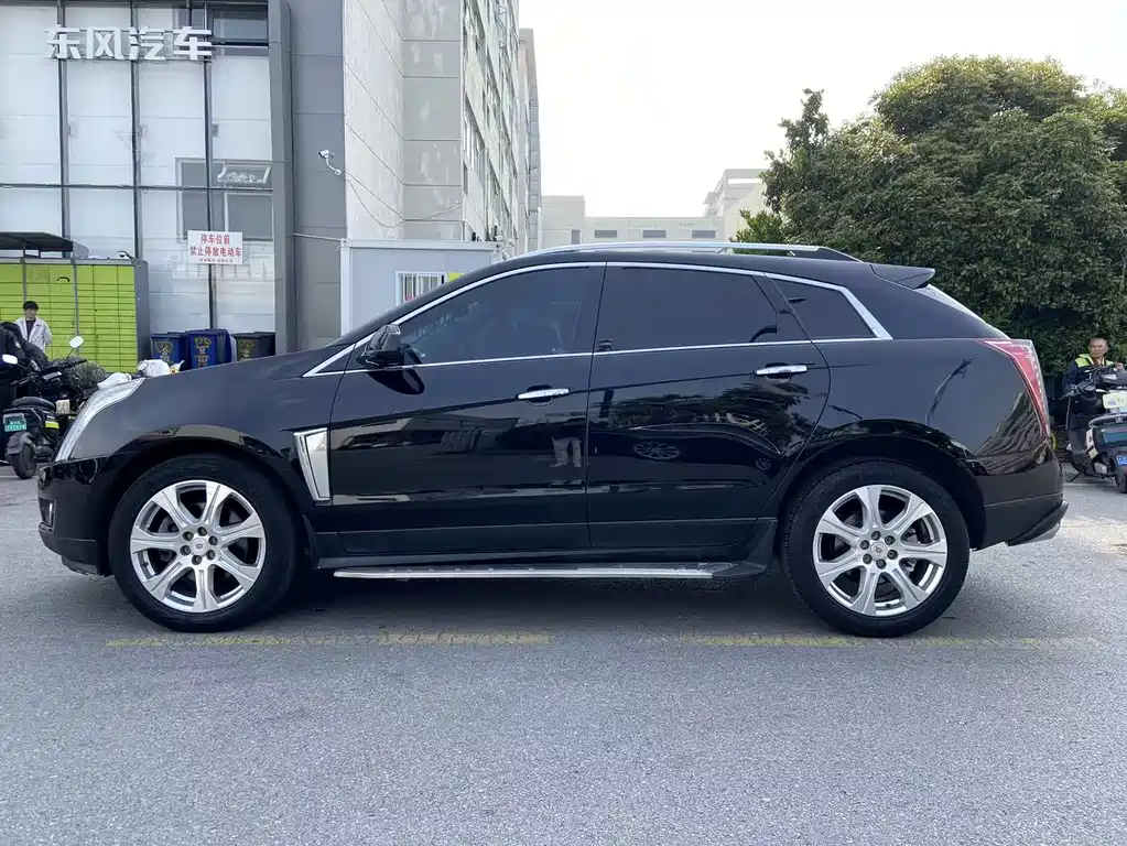 Cadillac SRX 3.0 L Leading