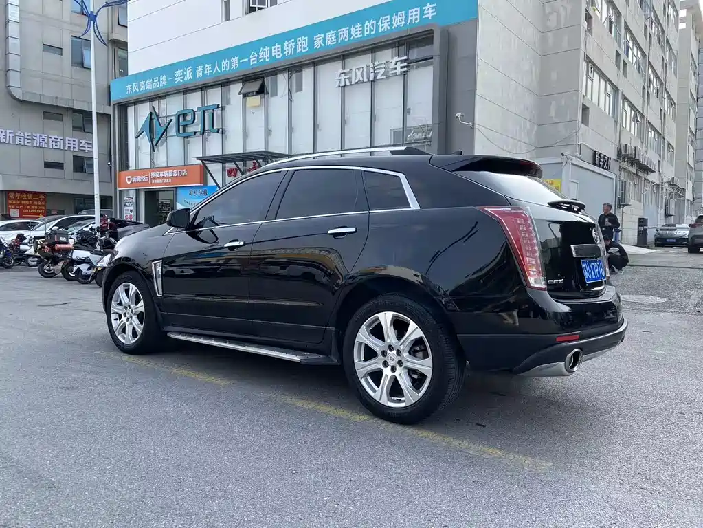 Cadillac SRX 3.0 L Leading
