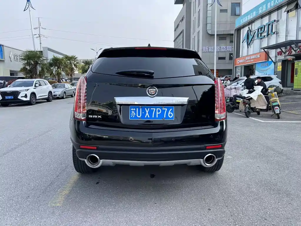 Cadillac SRX 3.0 L Leading