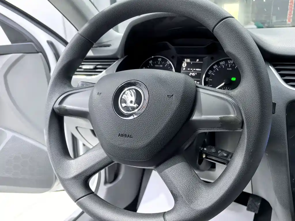 Octavia 1.6 L Auto Yijie