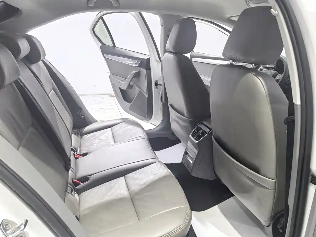 Octavia 1.6 L Auto Yijie