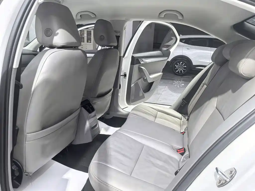 Octavia 1.6 L Auto Yijie