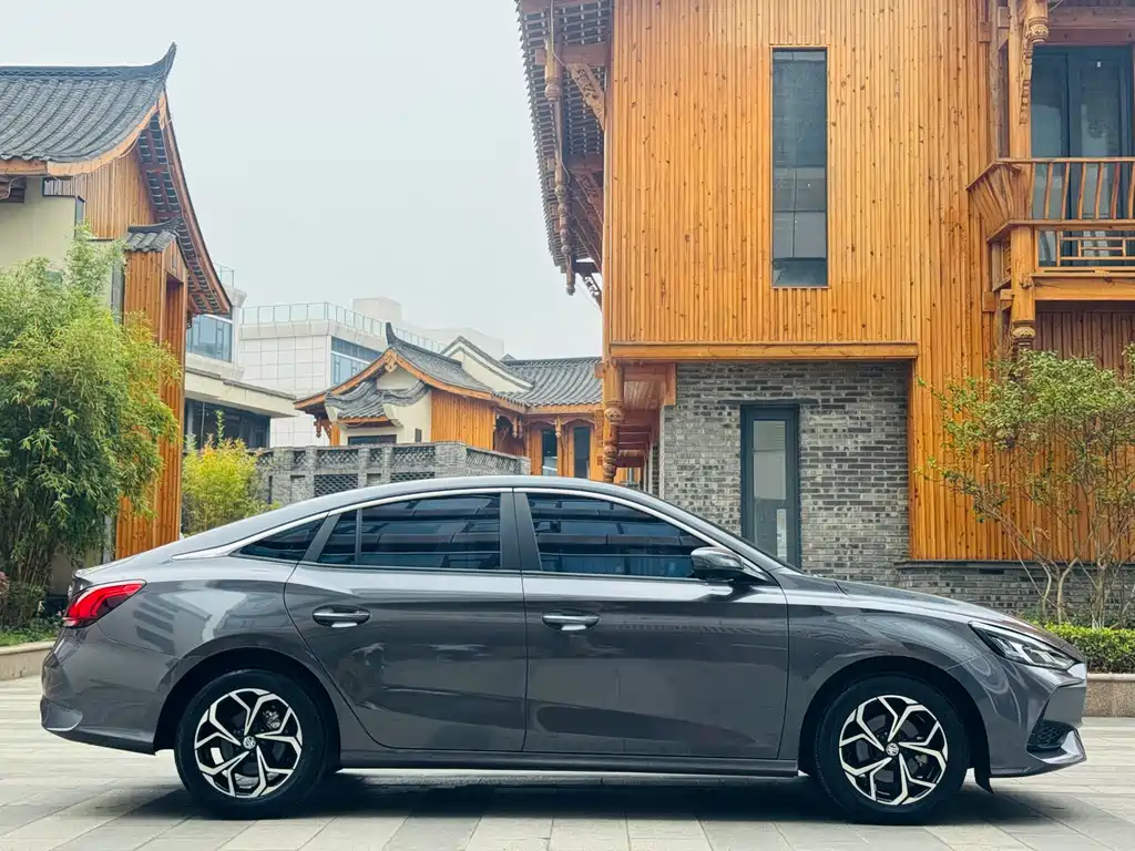 MG5 180 DVVT CVT Luxury