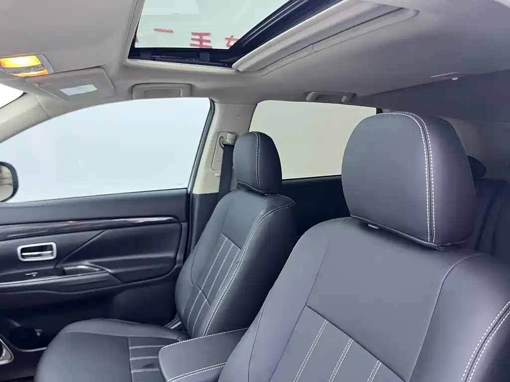 Outlander 2.4 L 4 WD Elite 5-seat