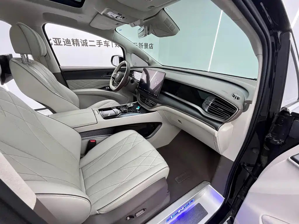 Denza D9 DM-i 970 4 WD Flagship