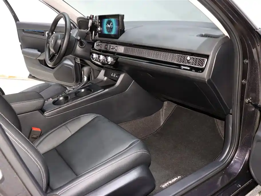 Integra 240 TURBO CVT Leading
