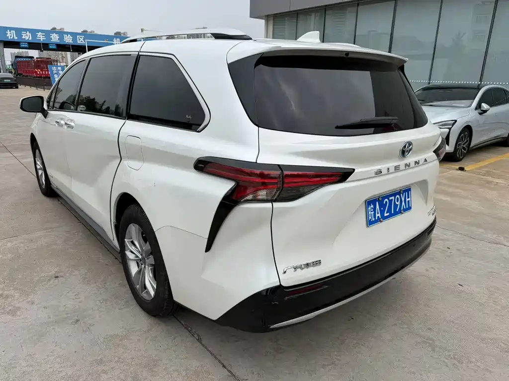 Sienna 2.5 L Hybrid Supreme
