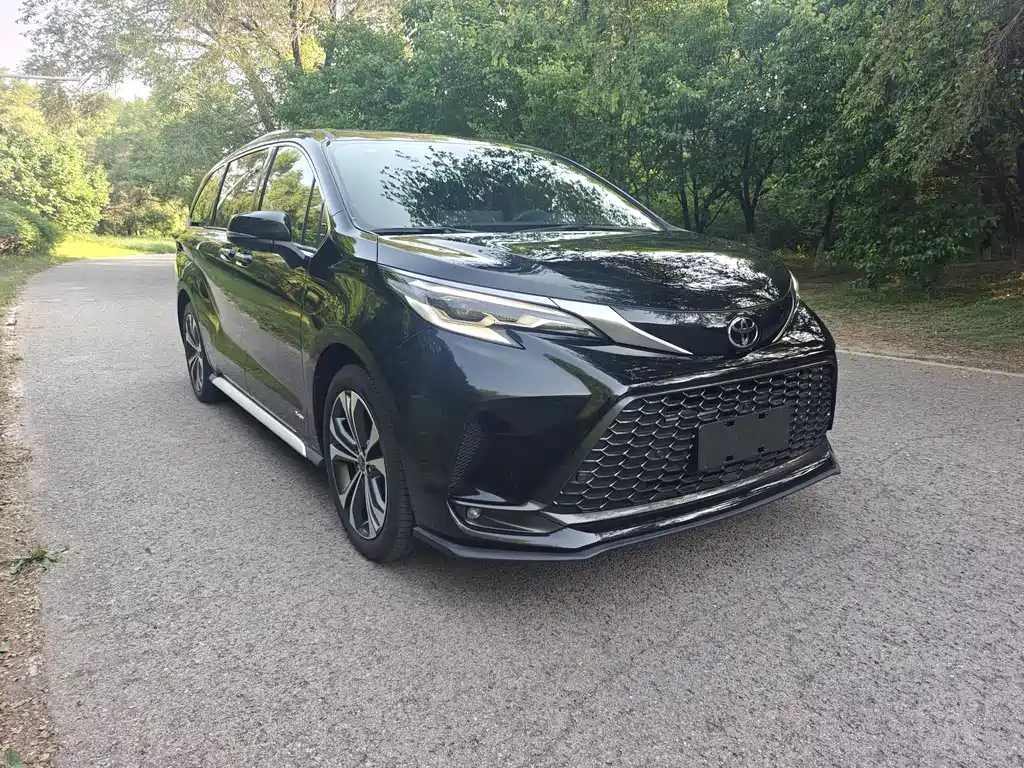Granvia 2.5 L Hybrid Distinguished PLUS