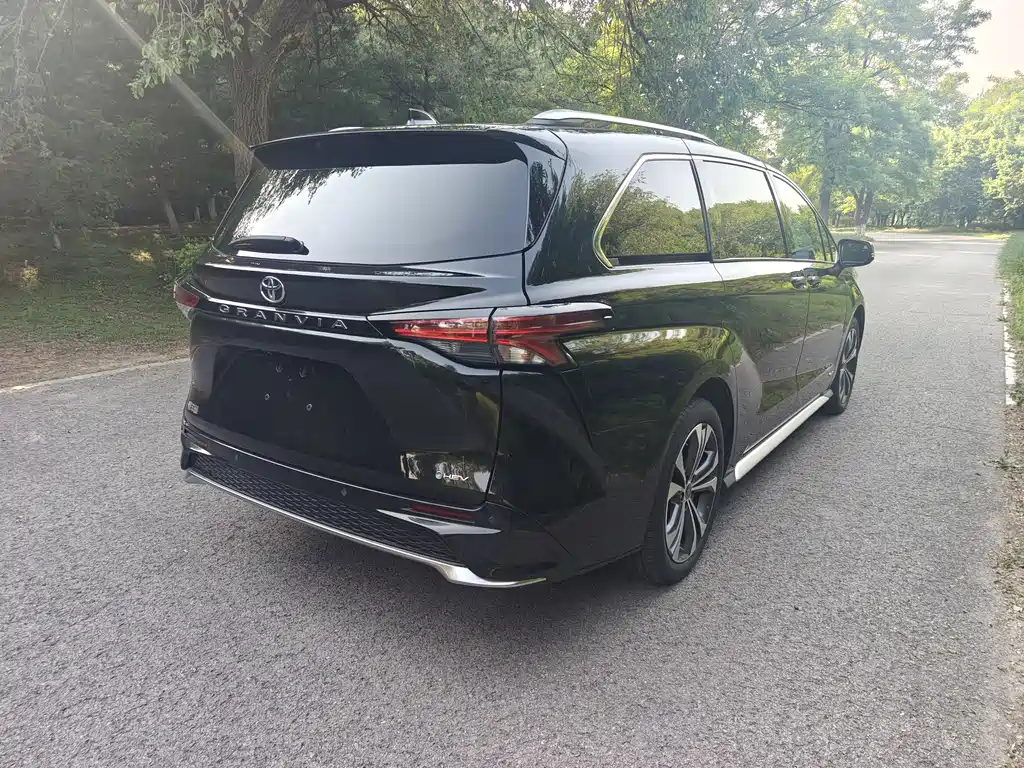 Granvia 2.5 L Hybrid Distinguished PLUS