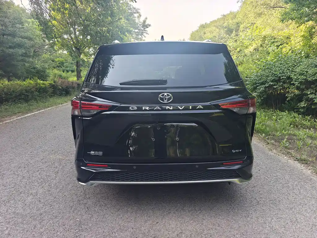 Granvia 2.5 L Hybrid Distinguished PLUS