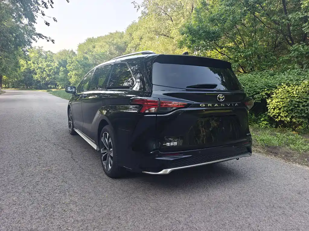 Granvia 2.5 L Hybrid Distinguished PLUS