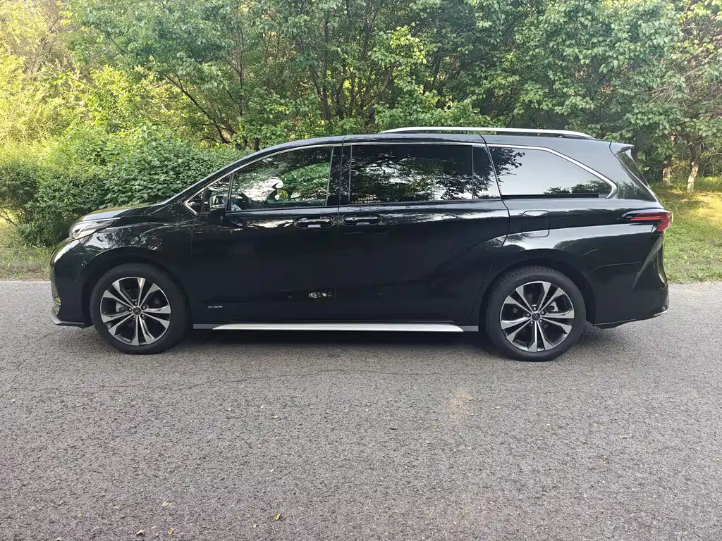 Granvia 2.5 L Hybrid Distinguished PLUS