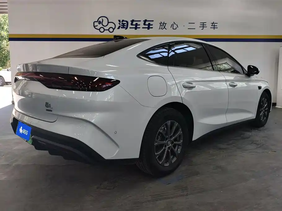 Qin L DM-i Smart Drive 80 KM Leading