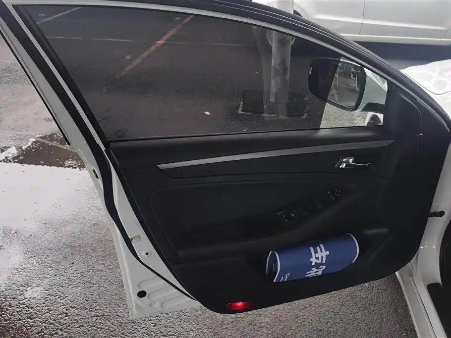 Besturn B70 2.0 L Auto Luxury