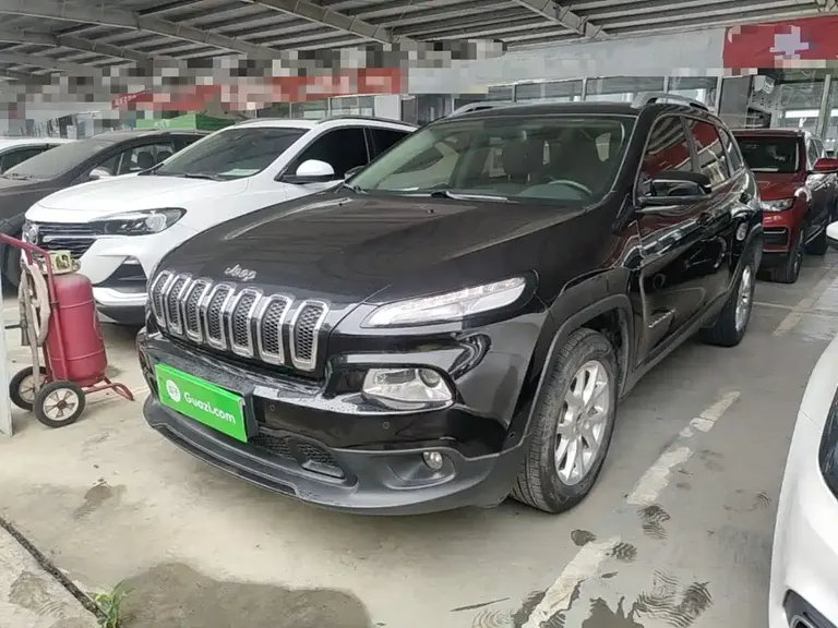 Jeep Cherokee 2.4 L Leading