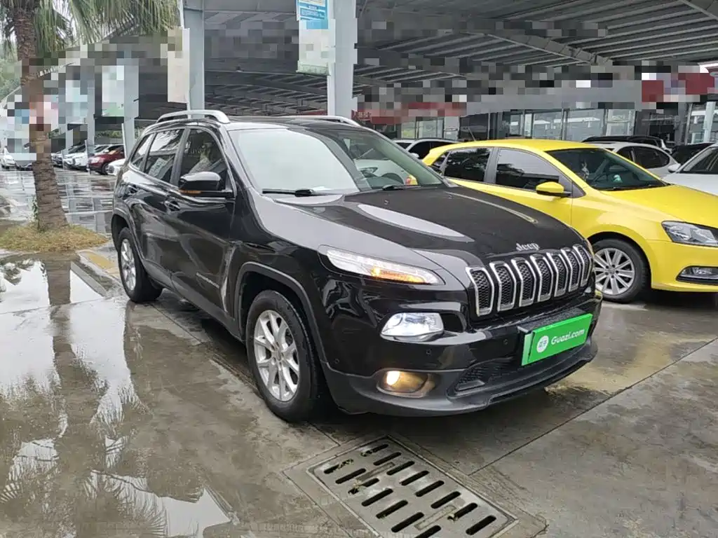 Cherokee 2.4 L Leading