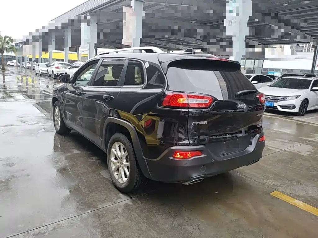 Cherokee 2.4 L Leading