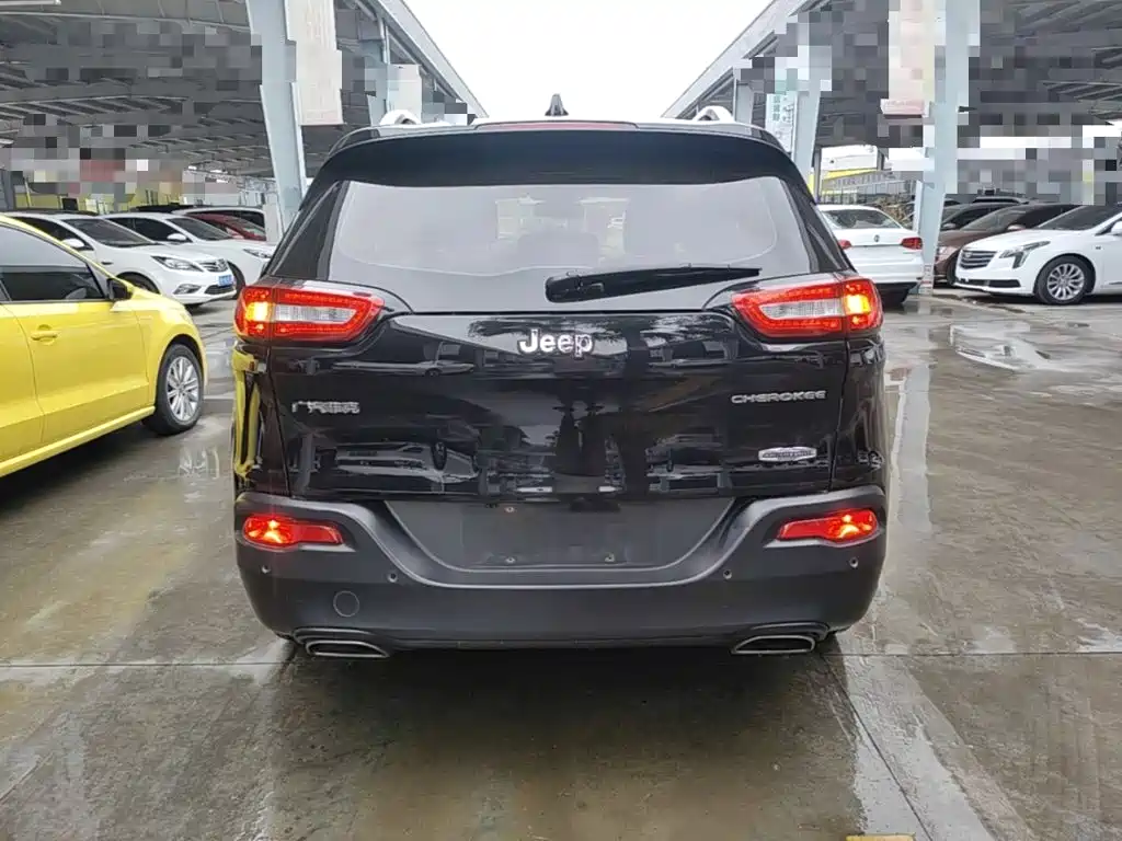 Cherokee 2.4 L Leading