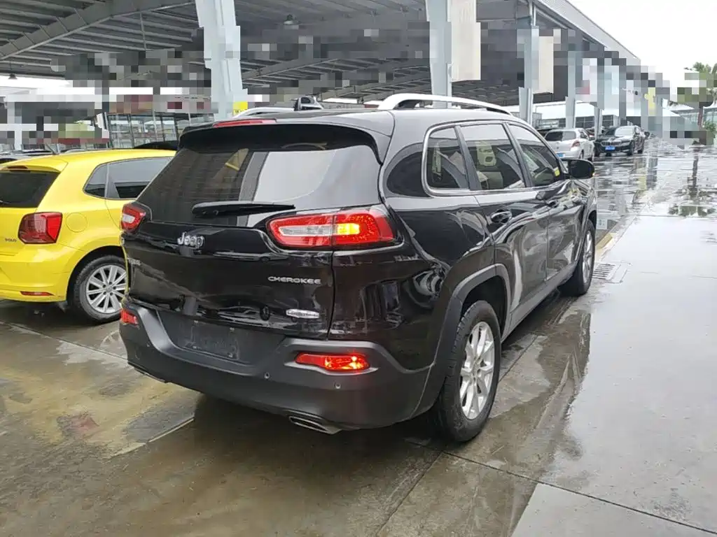 Cherokee 2.4 L Leading