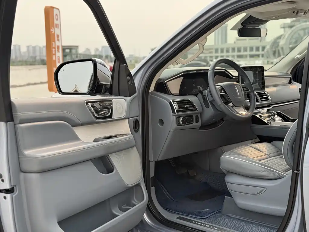 Navigator 3.5 T LWB President