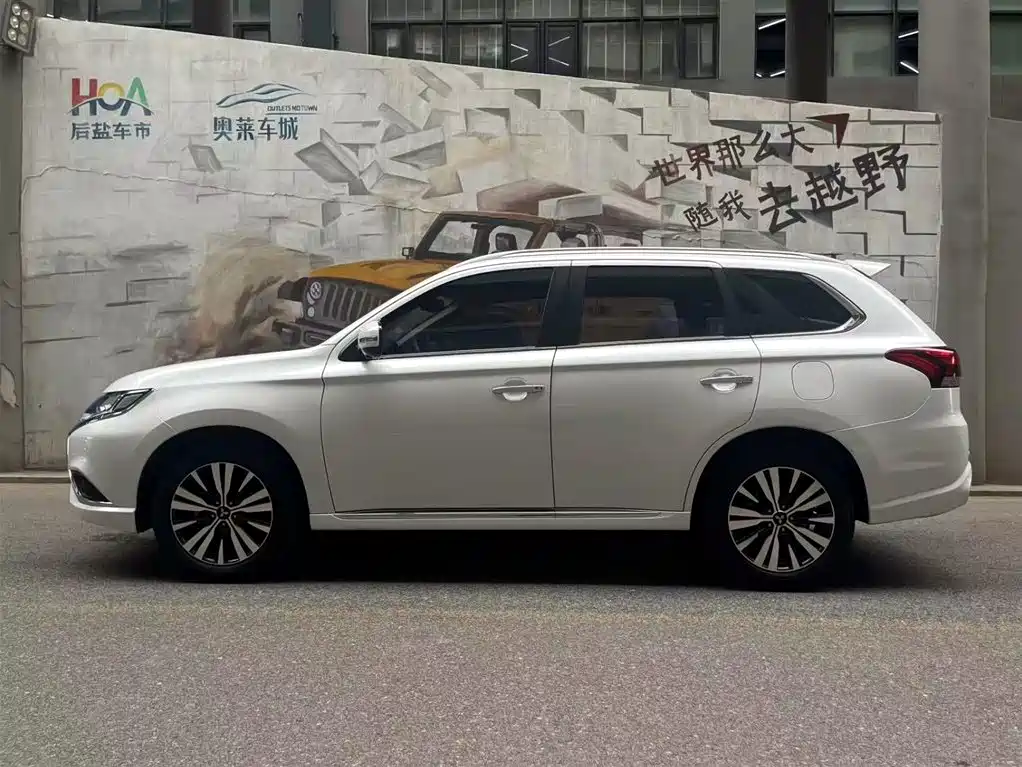 Outlander 2.4 L 4 WD Enjoyment 7-seat