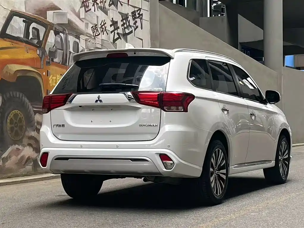 Outlander 2.4 L 4 WD Enjoyment 7-seat