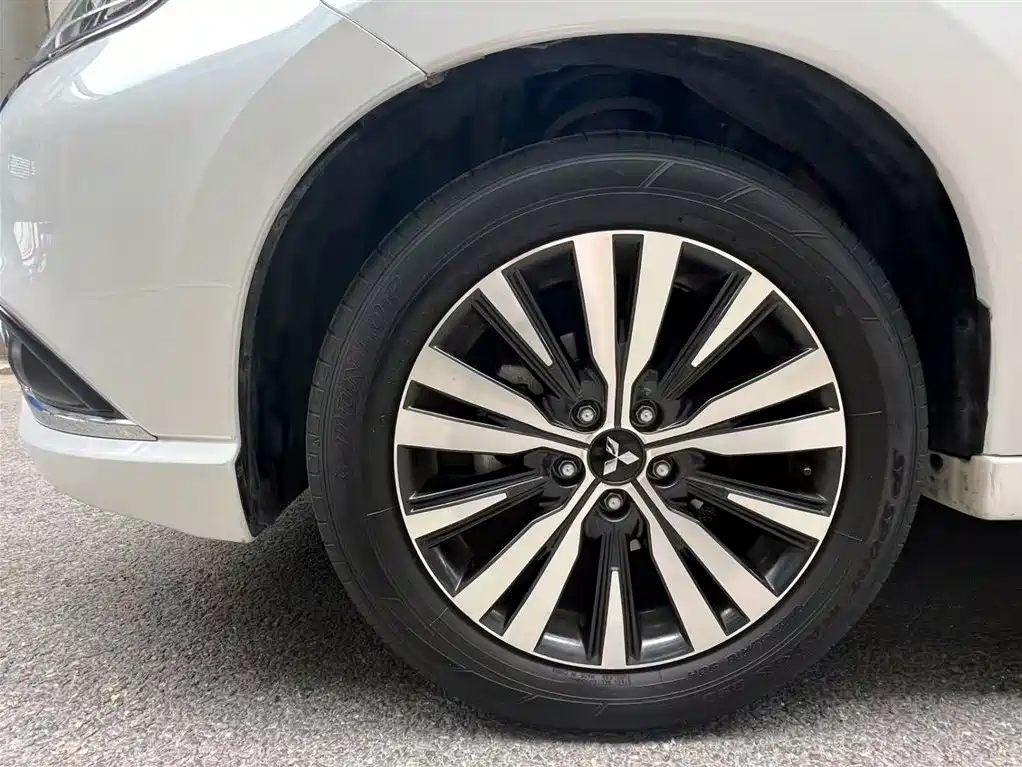 Outlander 2.4 L 4 WD Enjoyment 7-seat