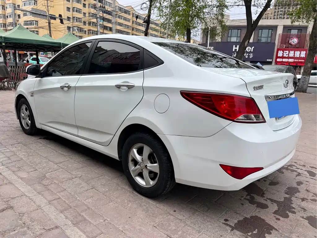 Accent 1.4 L Auto Leading GLX