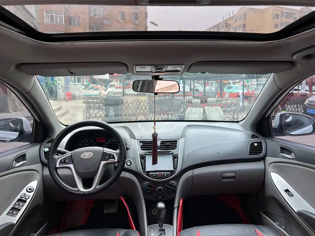Accent 1.4 L Auto Leading GLX
