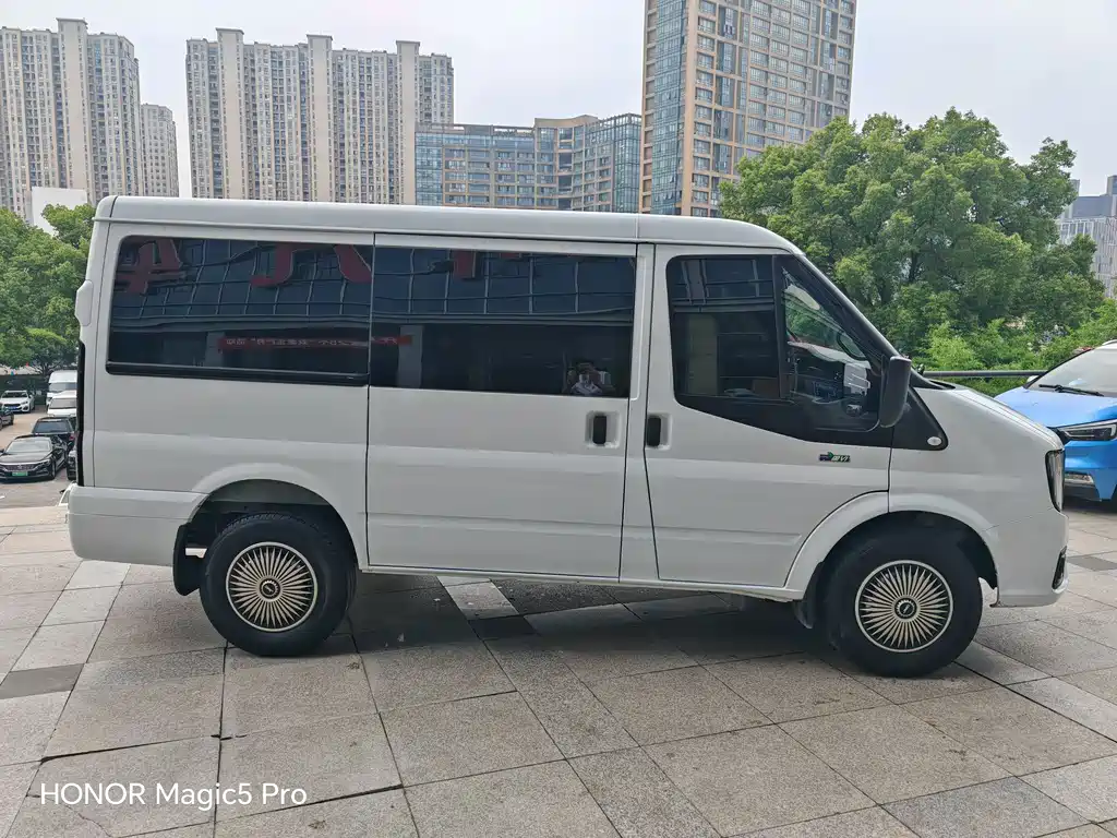 JMC Fushun 2.0 T Manual SWB Low Roof Commercial Multi-purpose Passenger 6-seat Dual Tailgate