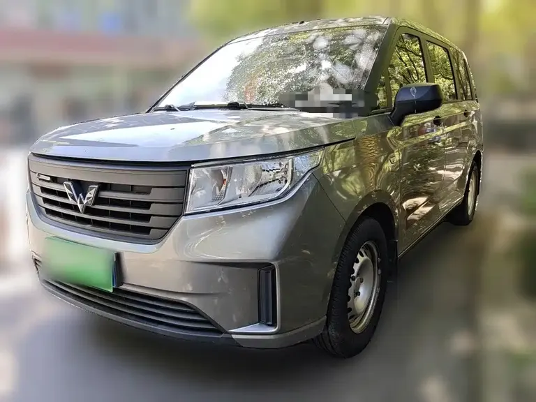 Wuling Hongguang PLUS 1.5 L Manual Standard 5-seat