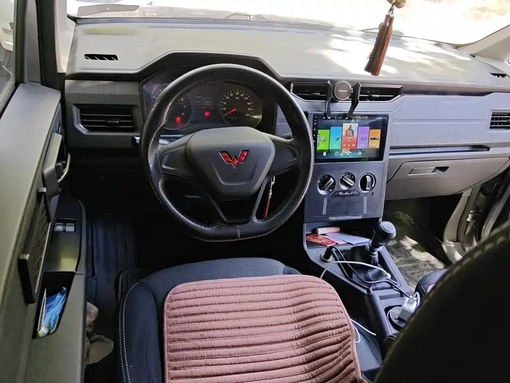 Wuling Hongguang PLUS 1.5 L Manual Standard 5-seat