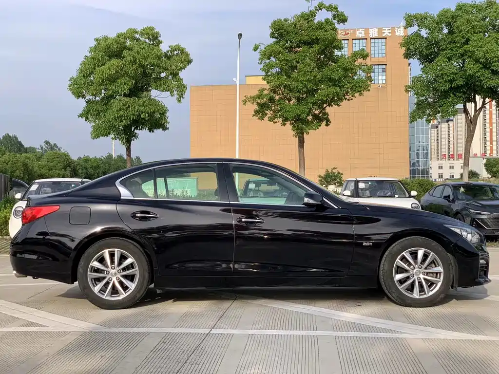 Infiniti Q50 2.0 T Luxury